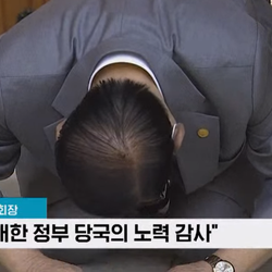 ВИДЕО-Түштүк Кореяда коронавирусту жайылткан сектанын лидери тизелеп кечирим сурады