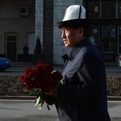 ВИДЕО-Президент Аксы окуясында каза болгондордун элесине таазим кылды